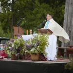 24.05.2020. Tokarnia. Msza święta przed zabytkowym kościołem z Rogowa. Na zdjęciu: ks. Jacek Dąbek - proboszcz i kustosz sanktuarium w Wolicy-Tokarni / Wiktor Taszłow / Radio Kielce