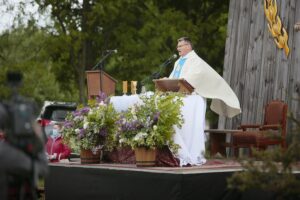 24.05.2020. Tokarnia. Msza święta przed zabytkowym kościołem z Rogowa. Na zdjęciu: ks. Jacek Dąbek - proboszcz i kustosz sanktuarium w Wolicy-Tokarni / Wiktor Taszłow / Radio Kielce