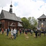 24.05.2020. Tokarnia. Msza święta przed zabytkowym kościołem z Rogowa / Wiktor Taszłow / Radio Kielce