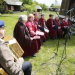 24.05.2020. Tokarnia. Msza święta przed zabytkowym kościołem z Rogowa / Wiktor Taszłow / Radio Kielce