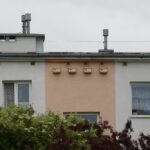 23.05.2020. Kielce. Osiedle Bocianek. Budki lęgowe dla jerzyków / Wiktor Taszłow / Radio Kielce