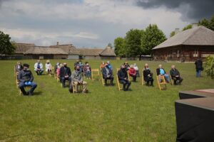 24.05.2020. Tokarnia. Msza święta przed zabytkowym kościołem z Rogowa / Wiktor Taszłow / Radio Kielce