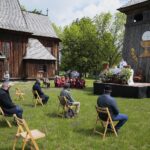 24.05.2020. Tokarnia. Msza święta przed zabytkowym kościołem z Rogowa / Wiktor Taszłow / Radio Kielce