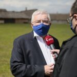 24.05.2020. Tokarnia. Msza święta przed zabytkowym kościołem z Rogowa. Na zdjęciu: Krzysztof Lipiec - poseł / Wiktor Taszłow / Radio Kielce