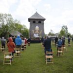 24.05.2020. Tokarnia. Msza święta przed zabytkowym kościołem z Rogowa / Wiktor Taszłow / Radio Kielce