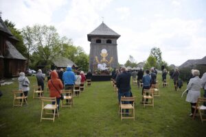 24.05.2020. Tokarnia. Msza święta przed zabytkowym kościołem z Rogowa / Wiktor Taszłow / Radio Kielce