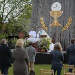 24.05.2020. Tokarnia. Msza święta przed zabytkowym kościołem z Rogowa / Wiktor Taszłow / Radio Kielce