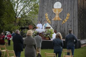 24.05.2020. Tokarnia. Msza święta przed zabytkowym kościołem z Rogowa / Wiktor Taszłow / Radio Kielce