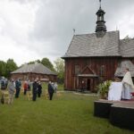 24.05.2020. Tokarnia. Msza święta przed zabytkowym kościołem z Rogowa / Wiktor Taszłow / Radio Kielce