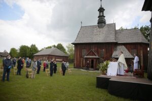 24.05.2020. Tokarnia. Msza święta przed zabytkowym kościołem z Rogowa / Wiktor Taszłow / Radio Kielce