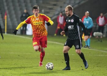 09.03.2020. Kielce. 26. kolejka PKO Ekstraklasy: Korona Kielce - ŁKS Łódź. Na zdjęciu (z lewej): Jacek Kiełb / Wiktor Taszłow / Radio Kielce