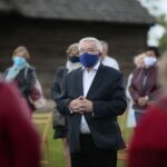 24.05.2020. Tokarnia. Msza święta przed zabytkowym kościołem z Rogowa. Na zdjęciu (w środku): Krzysztof Lipiec - poseł / Wiktor Taszłow / Radio Kielce