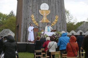 24.05.2020. Tokarnia. Msza święta przed zabytkowym kościołem z Rogowa / Wiktor Taszłow / Radio Kielce