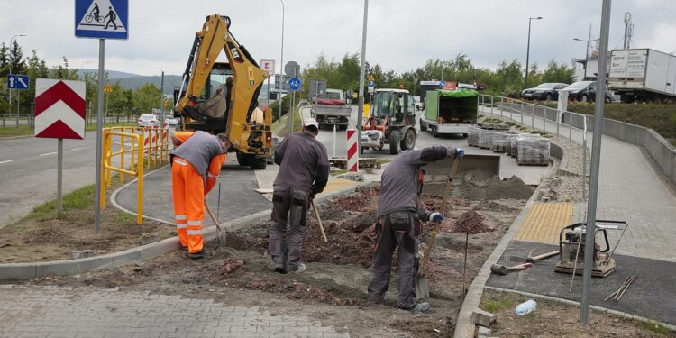 25.05.2020 Kielce. Budowa ścieżki rowerowej przy ulicy Warszawskiej / Wiktor Taszłow / Radio Kielce