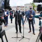 25.05.2020 Kielce. Konferencja prasowa Pawła Kukiza na Rynku. Na zdjęciu (od lewej): Paweł Kukiz - poseł, Adam Jarubas - świętokrzyski eurodeputowany / Wiktor Taszłow / Radio Kielce