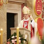 25.05.2020. Kielce. Msza św. w Bazylice Katedralnej. Na zdjęciu: biskup Jan Piotrowski / Wiktor Taszłow / Radio Kielce