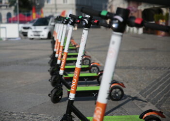 Kielce. 13.09.2019. Hulajnogi elektryczne na kieleckim Rynku / Wiktor Taszłow / Radio Kielce