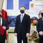 27.05.2020. Staszów. Wizyta prezydenta Andrzeja Dudy. Na zdjęciu (od lewej): Leszek Kopeć - burmistrz Staszowa, prezydent Andrzej Duda i Andrzej Bętkowski - marszałek województwa świętokrzyskiego / Wiktor Taszłow / Radio Kielce