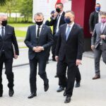 27.05.2020. Staszów. Wizyta prezydenta Andrzeja Dudy. Na zdjęciu (od lewej): Andrzej Bętkowski - marszałek województwa świętokrzyskiego, Zbigniew Koniusz - wojewoda świętokrzyski, prezydent Andrzej Duda i Krzysztof Słoń - senator PiS / Wiktor Taszłow / Radio Kielce