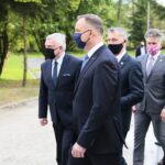 27.05.2020. Staszów. Wizyta prezydenta Andrzeja Dudy. Na zdjęciu (od lewej): Andrzej Bętkowski - marszałek województwa świętokrzyskiego, prezydent Andrzej Duda, Zbigniew Koniusz - wojewoda świętokrzyski i Krzysztof Słoń - senator PiS / Wiktor Taszłow / Radio Kielce