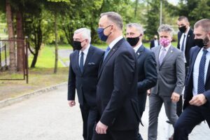 27.05.2020. Staszów. Wizyta prezydenta Andrzeja Dudy. Na zdjęciu (od lewej): Andrzej Bętkowski - marszałek województwa świętokrzyskiego, prezydent Andrzej Duda, Zbigniew Koniusz - wojewoda świętokrzyski i Krzysztof Słoń - senator PiS / Wiktor Taszłow / Radio Kielce