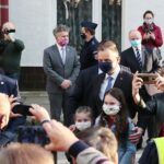 27.05.2020. Staszów. Wizyta prezydenta Andrzeja Dudy. Na zdjęciu (w środku): Krzysztof Słoń - senator PiS i prezydenta Andrzej Duda / Wiktor Taszłow / Radio Kielce