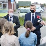 28.05.2020 Kielce. Uczniowie Szkoły Podstawowej nr 34 wysiali łąkę kwietną. Na zdjęciu (od lewej): wiceprezydent Arkadiusz Kubiec i prezydent Bogdan Wenta / Wiktor Taszłow / Radio Kielce