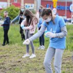 28.05.2020 Kielce. Uczniowie Szkoły Podstawowej nr 34 wysiali łąkę kwietną / Wiktor Taszłow / Radio Kielce