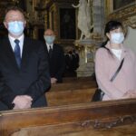 03.05.2020. Sandomierz.  Obchody rocznicy uchwalenia Konstytucji 3 Maja. Na zdjęciu (od lewej): Waldemar Maruszczak - radny powiatowy, Krzysztof Kandefer - radny powiatowy i Anna Glibowska - radna powiatowa / Grażyna Szlęzak-Wójcik / Radio Kielce