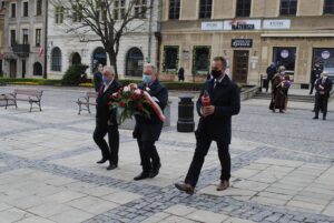 03.05.2020. Sandomierz. Obchody 229. rocznicy uchwalenia Konstytucji 3 Maja. Na zdjęciu: radni Sandomierza, klubu PiS. Od lewej: Andrzej Lebida, Krzysztof Szatan, Marek Strugała / Grażyna-Szlęzak-Wójcik / Radio Kielce