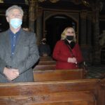 03.05.2020. Sandomierz.  Obchody rocznicy uchwalenia Konstytucji 3 Maja. Na zdjęciu (od lewej): Mariusz Prezgot - radny miasta i Agnieszka Frańczak-Szczepanek - radna miasta / Grażyna Szlęzak-Wójcik / Radio Kielce