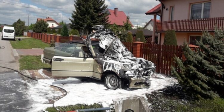 20.05.2020. Wola Zagojska Dolna. Pożar samochodu / KP PSP Pińczów