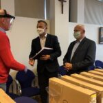 05.05.2020 Sandomierz. Przekazanie komputerów do zdalnej nauki. Na zdjęciu (od lewej): Roman Ryński - dyrektor II LO, starosta Marcin Piwnik i Tomasz Huk - przewodniczący rady powiatu / Grażyna Szlęzak-Wójcik / Radio Kielce