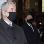 03.05.2020. Sandomierz.  Obchody rocznicy uchwalenia Konstytucji 3 Maja. Na zdjęciu (od lewej): Ryszard Nagórny - członek zarządu powiatu sandomierskiego i Marek Kwitek - poseł PiS / Grażyna Szlęzak-Wójcik / Radio Kielce