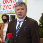 Ostrowiec Św. Przekazanie płynów do dezynfekcji do Domu Ulgi w Cierpieniu imienia św. Jana Pawła II. Na zdjęciu: senator Jarosław Rusiecki / Emilia Sitarska / Radio Kielce