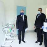 07.04.2020. Szpital w Czerwonej Górze otrzymał nowy sprzęt medyczny. Od lewej: Andrzej Bętkowski - Marszałek Województwa Świętokrzyskiego,  Youssef Sleiman - dyrektor szpitala, Marek Bogusławski - wicemarszałek Województwa Świętokrzyskiego / Urząd Marszałkowski Województwa Świętokrzyskiego
