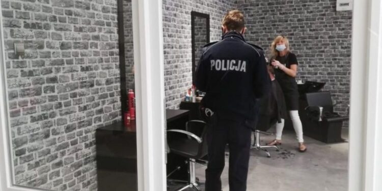 RADIO KOSZALIN. Prewencyjne kontrole policjantów w słupskich zakładach fryzjerskich - Radio Kielce KMP Słupsk