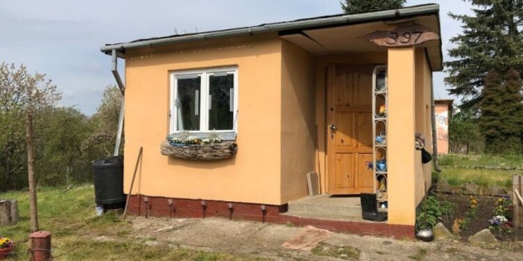 RADIO KOSZALIN. Kwarantannę postanowił spędzić w działkowej altance. Wybito mu szyby, pocięto opony w samochodzie - Radio Kielce Radio Koszalin