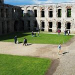 17.05.2020. Ujazd. Turyści na zamku Krzyżtopór w czasie epidemii / Emilia Sitarska / Radio Kielce