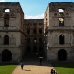 17.05.2020. Ujazd. Turyści na zamku Krzyżtopór w czasie epidemii / Emilia Sitarska / Radio Kielce