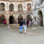 17.05.2020. Ujazd. Turyści na zamku Krzyżtopór w czasie epidemii / Emilia Sitarska / Radio Kielce