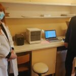 07.05.2020. Sandomierz. Urządzenie do wykonywania testów na koronawirusa. Na zdjęciu (od lewej): Anna Hemine - kierownik laboratorium w Szpitalu Specjalistycznym w Sandomierzu i Marek Kos - dyrektor Specjalistycznego Szpitala w Sandomierzu / Szpital Specjalistyczny w Sandomierzu