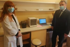 07.05.2020. Sandomierz. Urządzenie do wykonywania testów na koronawirusa. Na zdjęciu (od lewej): Anna Hemine - kierownik laboratorium w Szpitalu Specjalistycznym w Sandomierzu i Marek Kos - dyrektor Specjalistycznego Szpitala w Sandomierzu / Szpital Specjalistyczny w Sandomierzu