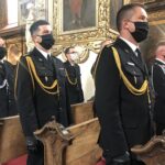 10.05.2020. Sandomierz. Msza święta w intencji strażaków i pracowników służby pożarniczej. Na zdjęciu (w pierwszym rzędzie): Piotr Krytusa - komendant powiatowy PSP w Sandomierzu, Waldemar Maruszczak - wiceprezes zarządu powiatowego OSP w Sandomierzu / Grażyna Szlęzak-Wójcik / Radio Kielce