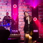 30.05.2020. Spektakl „Polska Lekcja Śpiewu”. Na zdjęciu: w tle Jakub Mazur Daniel Ksel śpiewa Julia Kamińska / Grzegorz Ksel / torvus.eu