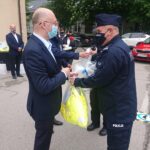 30.05.2020 Jędrzejów. Przekazanie środków ochrony osobistej przez wiceministra spraw zagranicznych Piotra Wawrzyka / Ewa Pociejowska-Gawęda / Radio Kielce