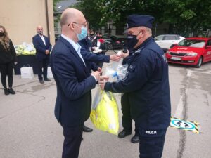 30.05.2020 Jędrzejów. Przekazanie środków ochrony osobistej przez wiceministra spraw zagranicznych Piotra Wawrzyka / Ewa Pociejowska-Gawęda / Radio Kielce