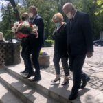 08.05.2020. Sandomierz. Uroczystości z okazji 75. rocznicy zakończenia II  wojny światowej. Na zdjęciu (od lewej): Wojciech Dzieciuch - wicestarosta, Marcin Piwnik -  starosta, Grażyna Szklarska -   członek zarządu powiatu, Tomasz Huk - przewodniczący Rady Powiatu / Grażyna-Szlęzak-Wójcik / Radio Kielce