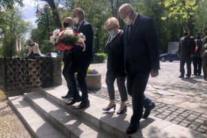 08.05.2020. Sandomierz. Uroczystości z okazji 75. rocznicy zakończenia II wojny światowej. Na zdjęciu (od lewej): Wojciech Dzieciuch - wicestarosta, Marcin Piwnik - starosta, Grażyna Szklarska - członek zarządu powiatu, Tomasz Huk - przewodniczący Rady Powiatu / Grażyna-Szlęzak-Wójcik / Radio Kielce