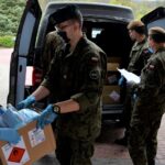 Żołnierze WOT przekazują paczki z płynami do dezynfekcji od wojewody świętokrzyskiego dla żłobków i przedszkoli / Świętokrzyski Urząd Wojewódzki